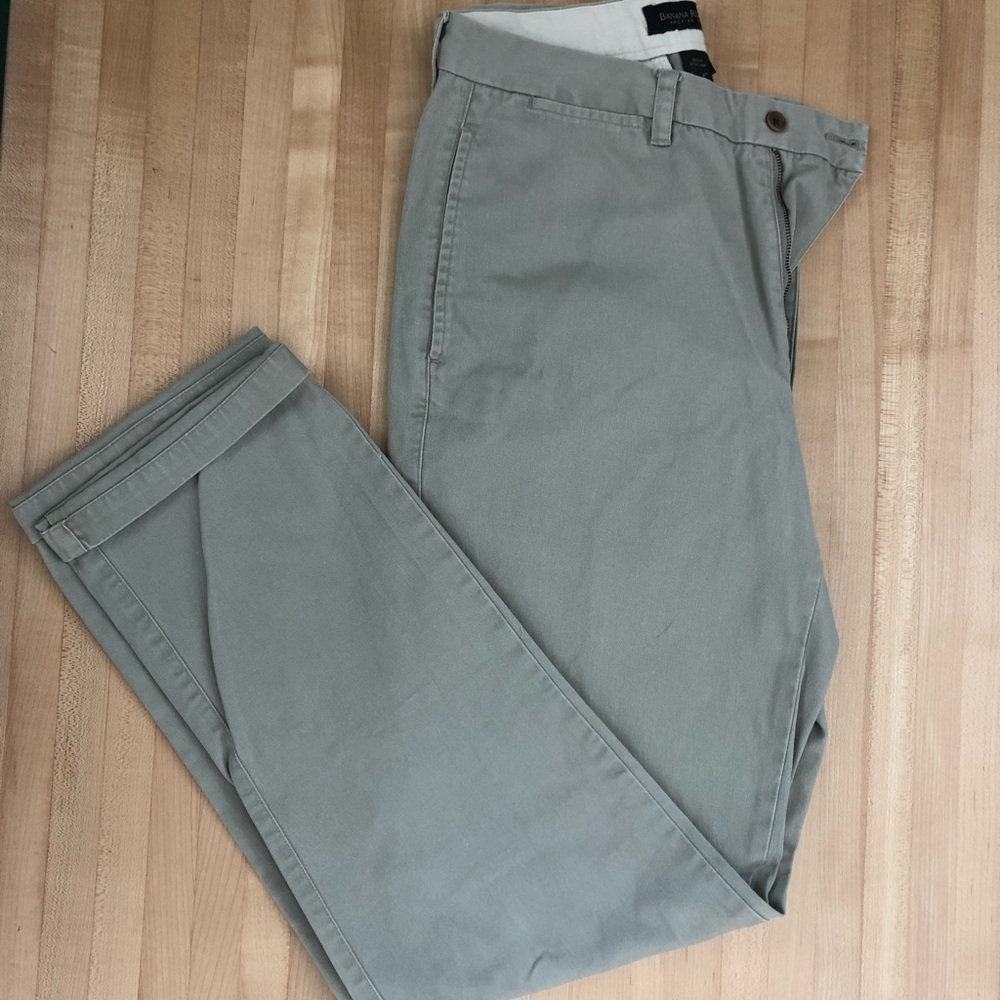 Banana Republic khaki Hacking Chino Size 32L